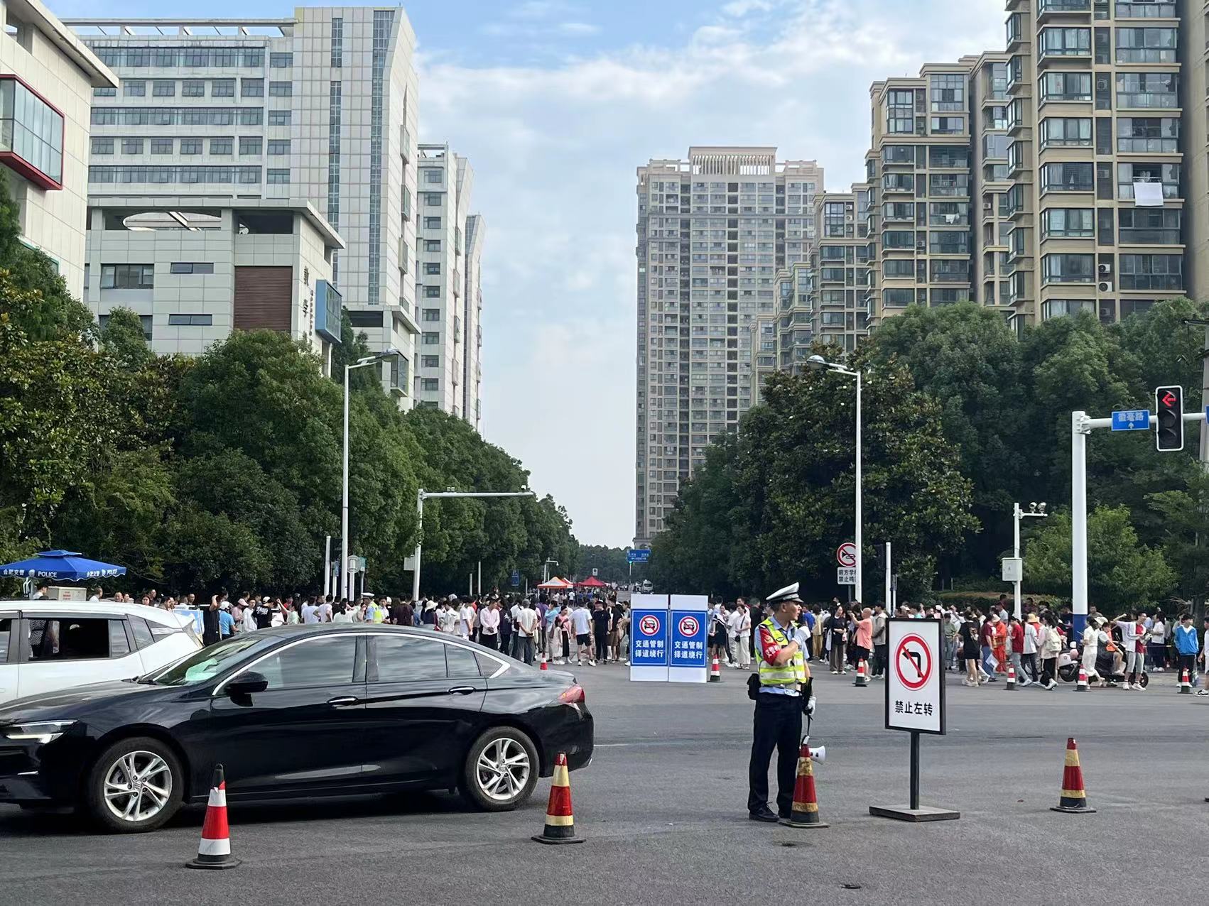 合肥八中考點外交警指揮交通