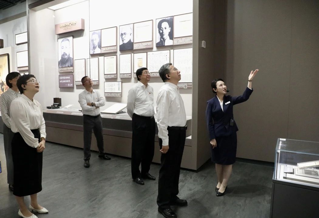 長(zhǎng)寧區(qū)政府黨組開展黨紀(jì)學(xué)習(xí)教育集中學(xué)習(xí)1.jpg