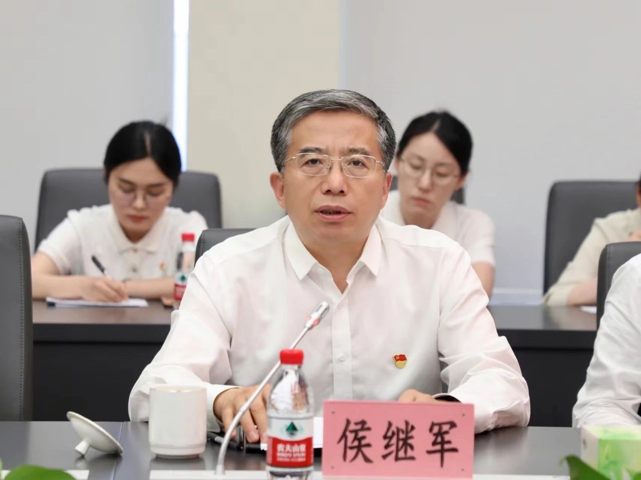長(zhǎng)寧區(qū)政府黨組開展黨紀(jì)學(xué)習(xí)教育集中學(xué)習(xí)3.jpg
