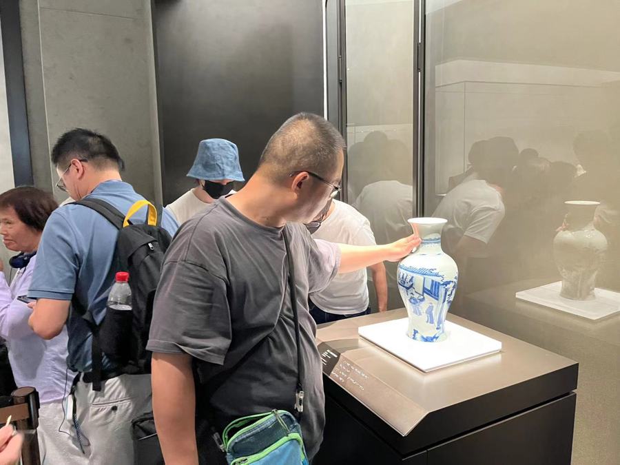 觀眾排隊撫摸感受文物。 簡工博 攝.jpg