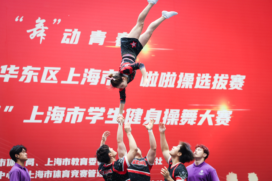 華東師大學(xué)生表演啦啦操。記者 海沙爾 攝.jpg