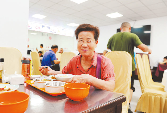 近日，老年人在瑶海区明光路街道填海巷社区食堂享用午餐。该街道充分考虑辖区老年人的需求，积极优化社区食堂建设，让他们在家门口就能吃上便宜又卫生的饭菜，乐享晚年生活。通讯员 熊伟 摄