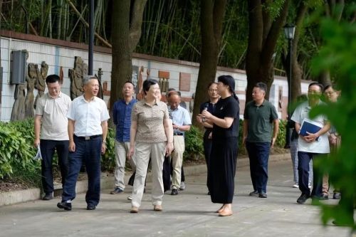 更好满足居民 健身运动需求——区人大常委会集体调研本区体育设施社会共享情况1.jpg