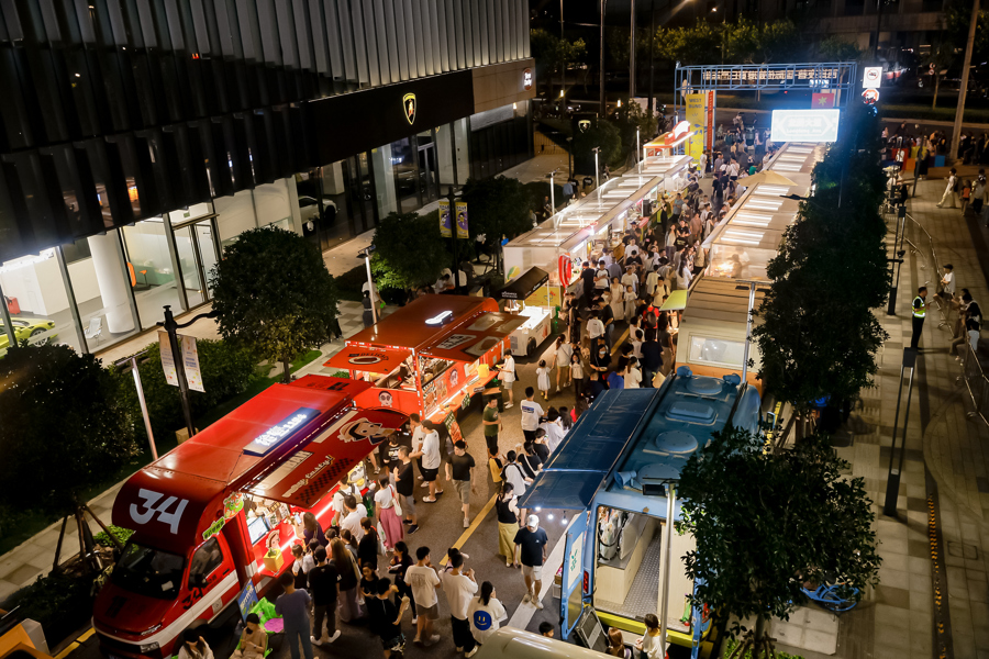 7月27日，“西岸夜巷”夜市首日，现场人头攒动。 资料图片  .jpg