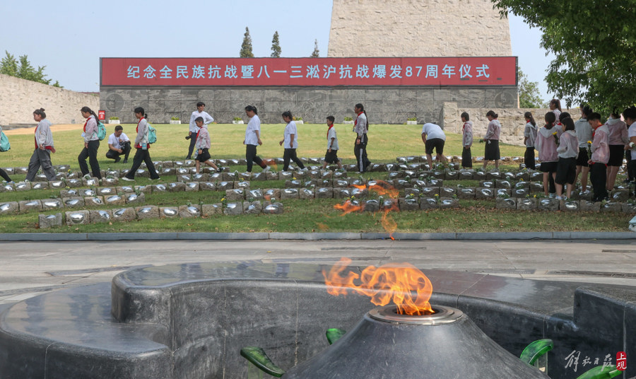 上海淞滬抗戰(zhàn)紀(jì)念館舉行紀(jì)念全民族抗戰(zhàn)暨“八一三”淞滬抗戰(zhàn)87周年系列活動(dòng)。圖為學(xué)生和社會(huì)各界向烈士獻(xiàn)花.jpg
