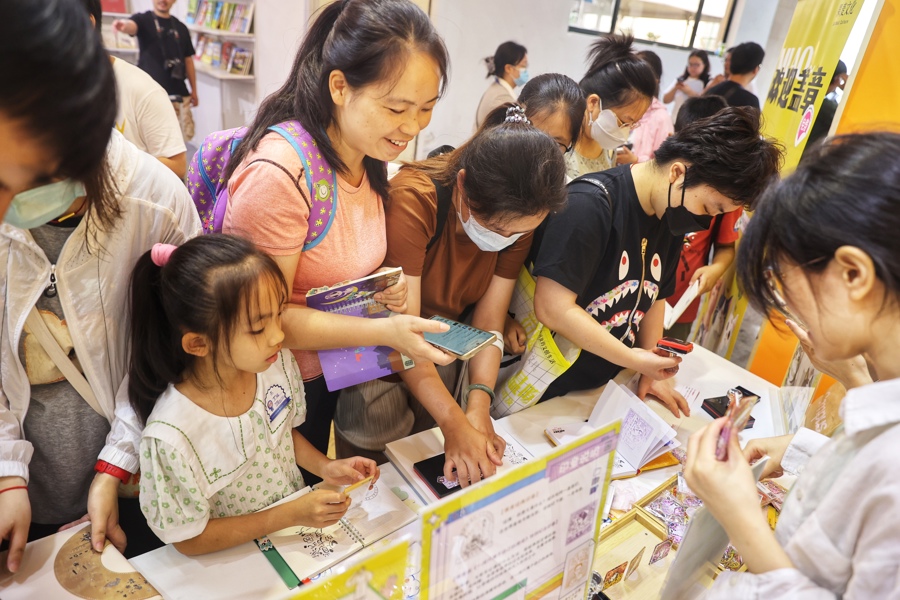 書展現(xiàn)場不少讀者熱衷于蓋章打卡。記者 賴鑫琳 攝.jpg