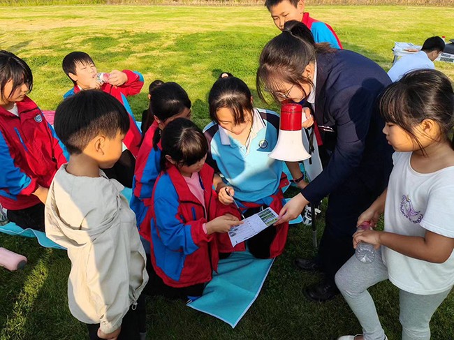 張伶俐正在三河濕地公園給孩子們進(jìn)行生態(tài)科普宣教