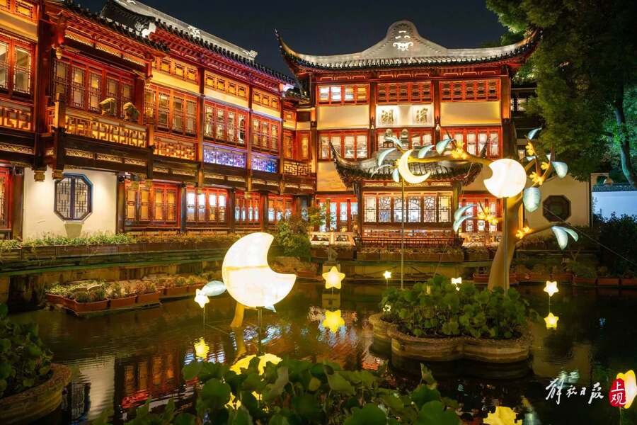 豫園商城九曲橋畔十二輪明月演繹“月有陰晴圓缺”。記者 孟雨涵 攝.jpg