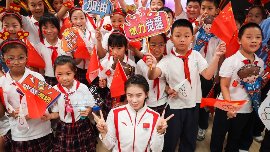 陳芋汐回到母校上海市徐匯區(qū)光啟小學(xué)，與師生代表合影留念。記者 海沙爾 攝.jpg
