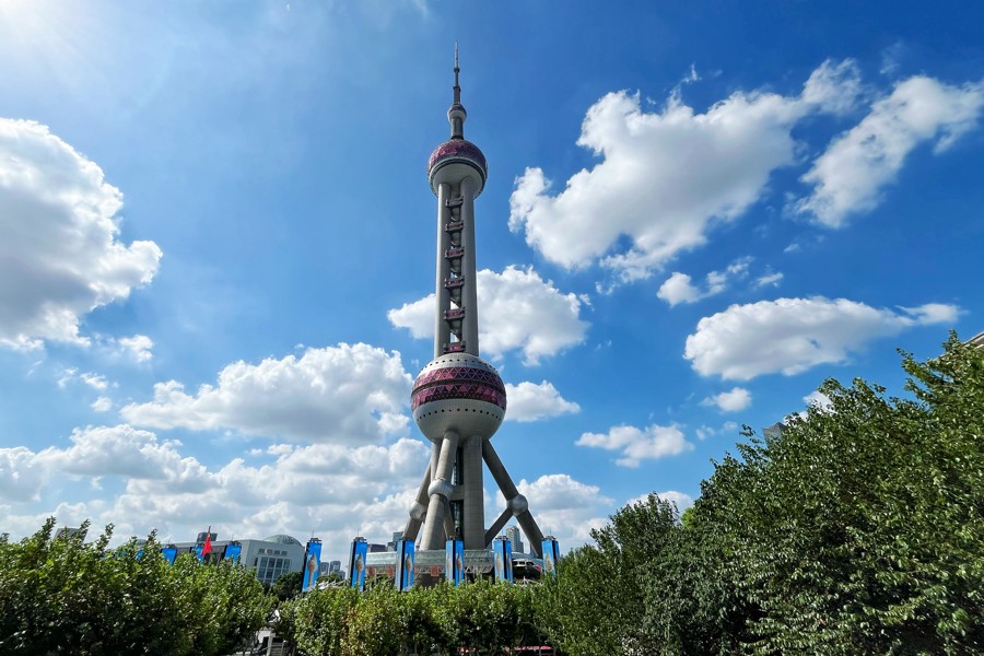 昨天，受臺(tái)風(fēng)“貝碧嘉”外圍環(huán)流影響，上海天氣晴朗，碧空如洗，申城出現(xiàn)高顏值“水晶天”。記者 海沙爾 攝.jpeg