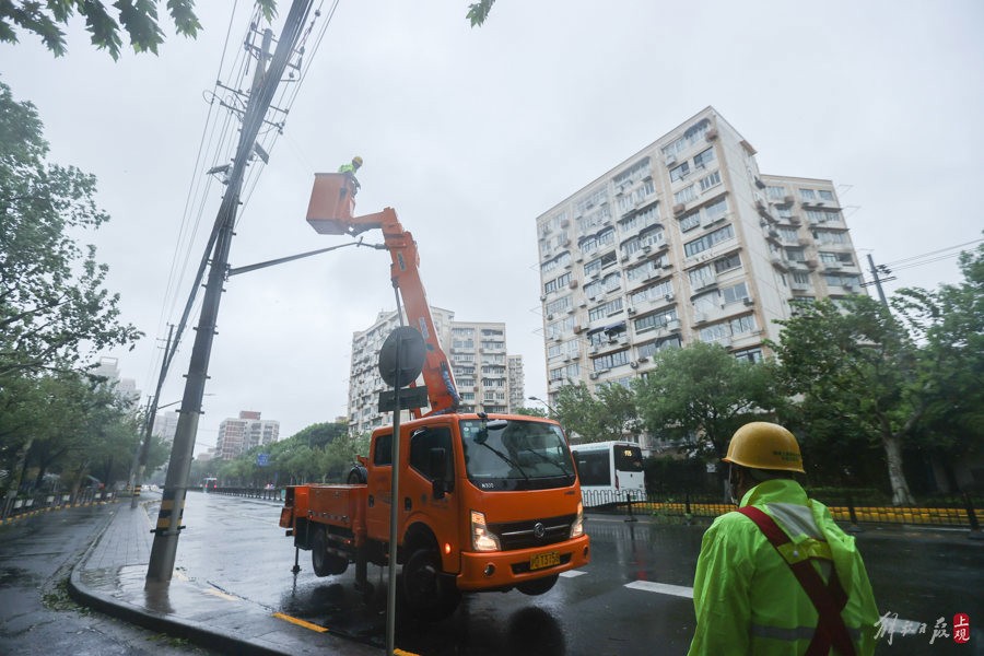 昨天9时45分左右，大连西路201弄电力抢修完成。记者 张海峰 摄.jpg