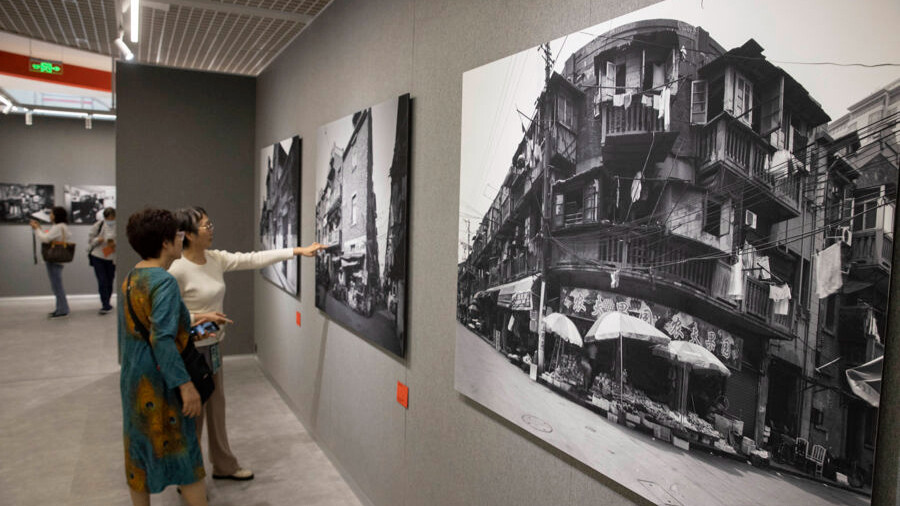 昨天，观众在市群艺馆欣赏“上海老城厢——曹建国大画幅摄影展”。记者 赖鑫琳 摄.jpg