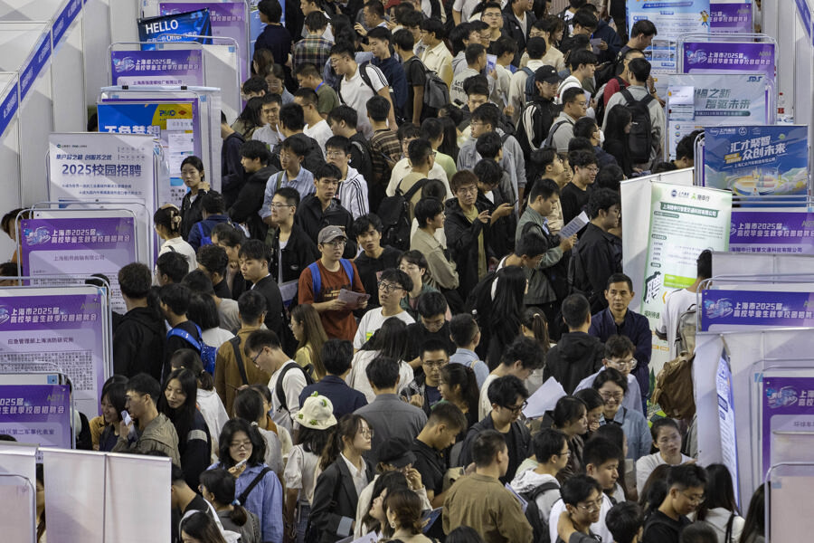 2025屆上海市高校畢業(yè)生秋季校園招聘會日前在上海大學(xué)寶山校區(qū)舉行.jpg