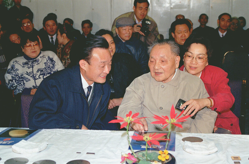 1992年2月10日，邓小平同志在上海贝岭微电子制造有限公司参观时与吴邦国同志交谈。新华社记者 柳中央 摄.jpg