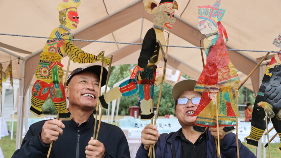 圖為皮影戲傳承人在展示他們制作的皮影道具。.jpg