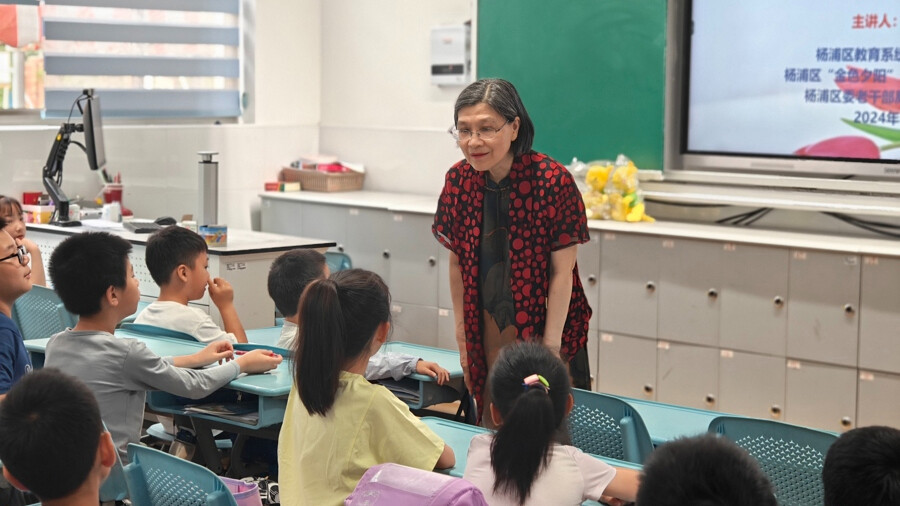 今年7月，“老杨树宣讲汇”成员刘瑞雪到学校暑托班宣讲。 杨浦区供图.jpg