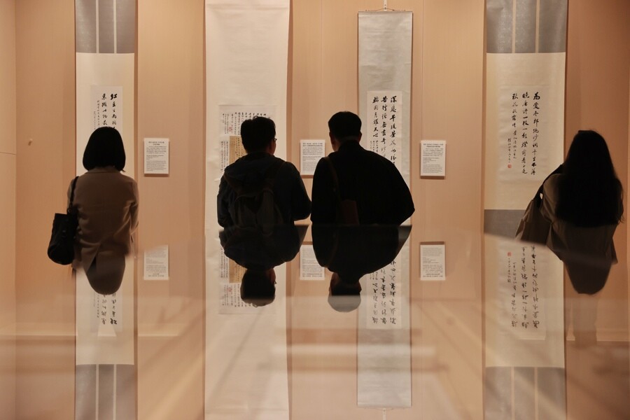 觀眾在上博東館趙樸初書法藝術(shù)館欣賞其書法作品。記者 賴鑫琳 攝.jpg