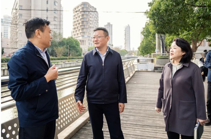 呂鳴來到周家嘴路九龍路口，沿著虹口港岸線，察看水環(huán)境狀況.png