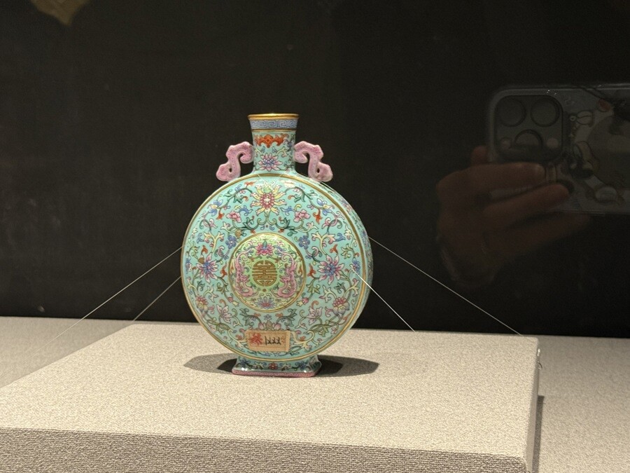嘉慶年間的松石綠地粉彩寶月瓶。.jpeg