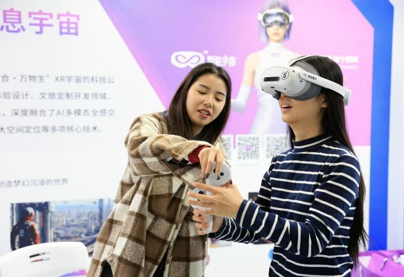 這是S-instant瞬息宇宙旗下“瞬息魔方”XR沉浸式體驗，已率先在上海實現(xiàn)了大空間沉浸式體驗的一廳多IP循環(huán)排場。記者 李茂君 攝.jpg