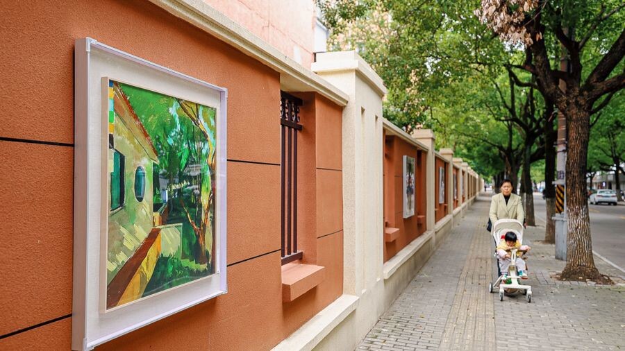 運樂路紀(jì)翟路路口的“馬路美術(shù)館”展出75幅優(yōu)秀作品。 資料圖片.jpg