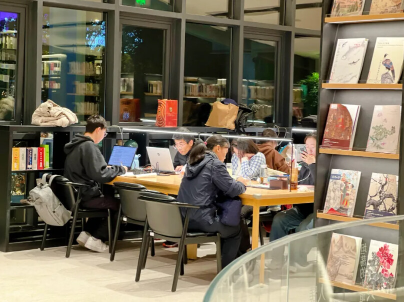 夜晚的图书馆现场图.png