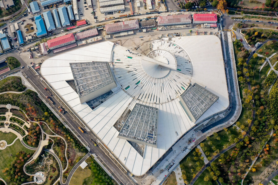 上海文化新地標(biāo)——上海大歌劇院30米懸挑的主體建筑外觀基本成型.jpg