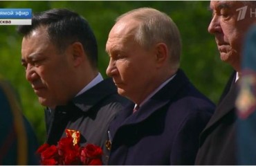 莫斯科红场阅兵后 普京向无名烈士墓献花