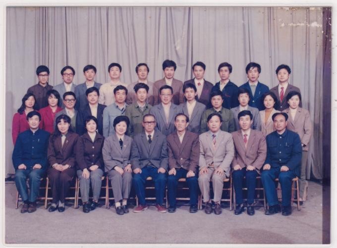 1986年，周华龙（前排左三）与老师朱金山（前排左五）合影。