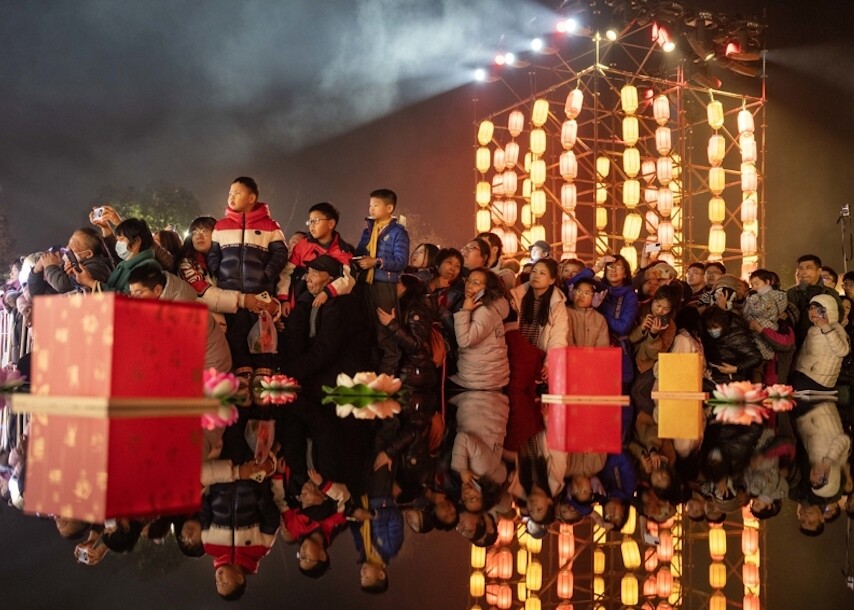 昨天，游客在龙华广场观看“上海新年第一游”演出。记者 孟雨涵 摄  .jpg