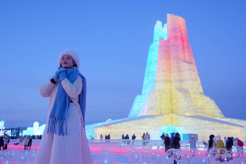 1月5日，游客在哈爾濱冰雪大世界園區(qū)內(nèi)留影。新華社記者 王建威 攝.jpg