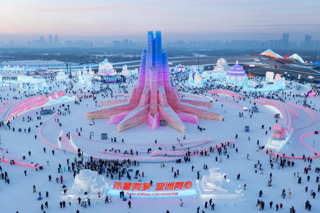 1月5日，在哈爾濱冰雪大世界園區(qū)，游客在主塔“亞洲同心”附近游玩（無人機照片）。新華社記者 謝劍飛 攝.jpg