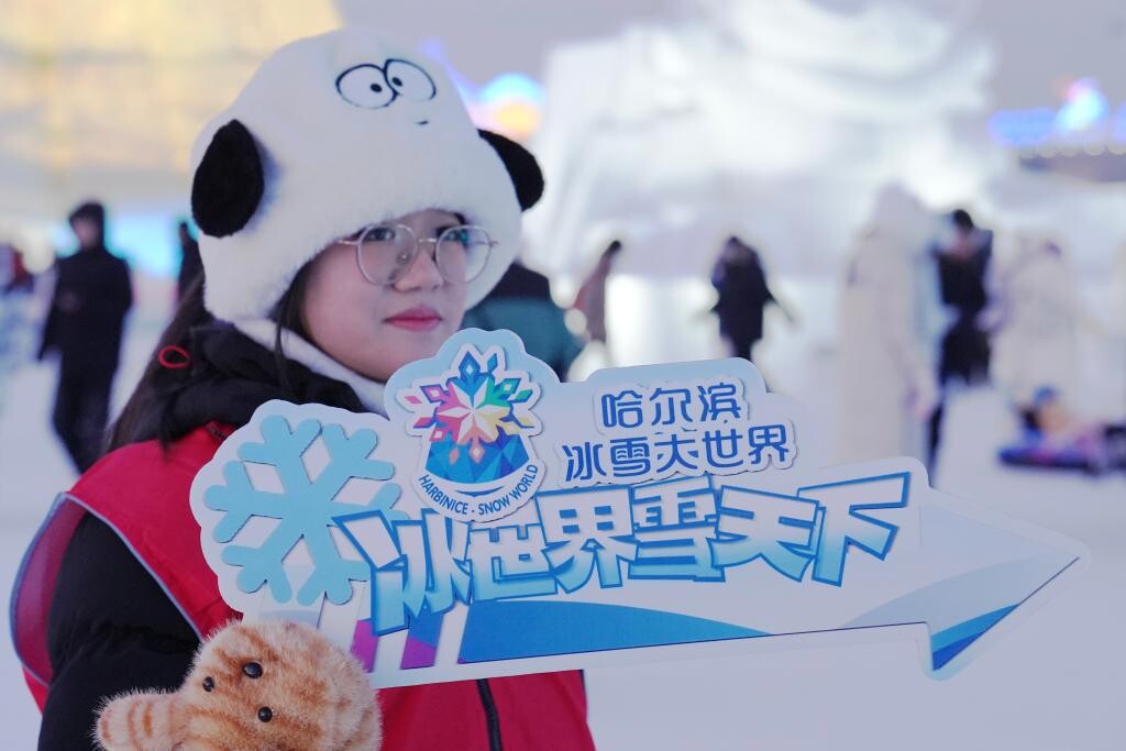 1月5日，一位志愿者在哈爾濱冰雪大世界園區(qū)內(nèi)引導(dǎo)游客游覽。新華社記者 王松 攝.jpg