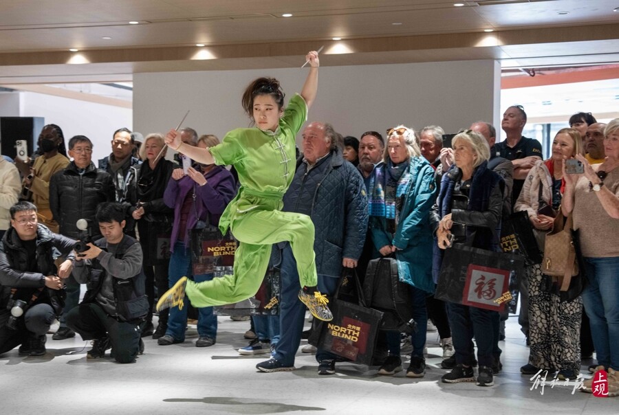 郵輪游客歡迎儀式上的中國功夫表演。記者 孟雨涵 攝.jpg