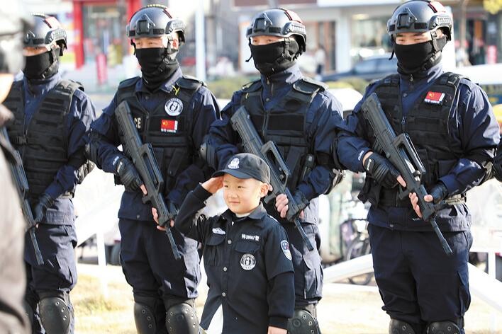 現(xiàn)場一名小朋友和特警合影。