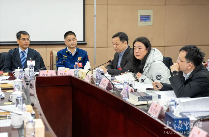 代表在会场内审议候选项目.png