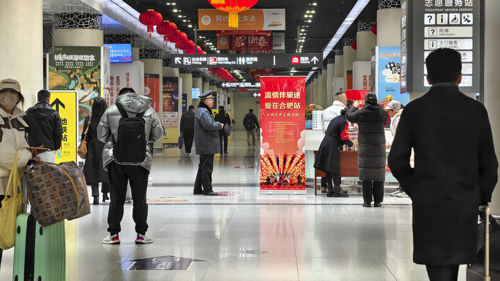 合肥火車站開展“溫情伴旅途，愛在合肥站 ”志愿者服務(wù)活動(dòng)。張霞 攝