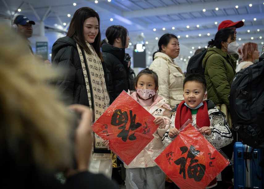 昨天，小乘客帶著“?！弊殖俗哼\(yùn)首趟臨客列車。記者 孟雨涵 攝.jpg
