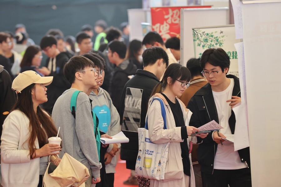 2024年11月15日，上海第二工業(yè)大學(xué)，應(yīng)屆畢業(yè)生在新質(zhì)生產(chǎn)力專場招聘會上求職洽談。記者 賴鑫琳 攝.jpg