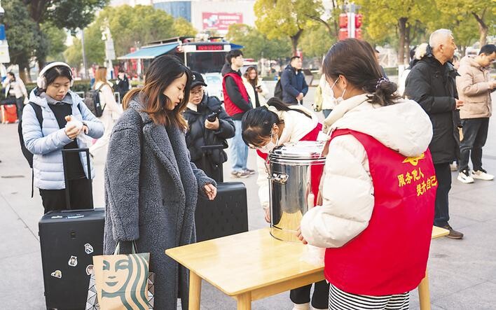 合肥火車站免費(fèi)發(fā)放愛心早餐、暖心姜湯等