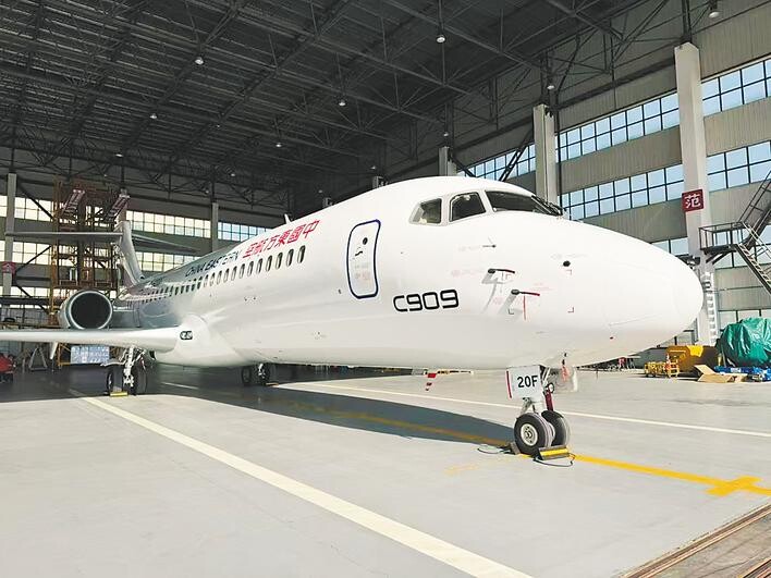 　即將起飛的安徽地區(qū)春運(yùn)首架C909國產(chǎn)飛機(jī)