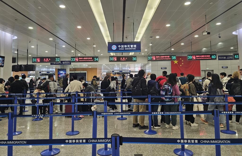 ?浦東國際機場邊檢入境查驗大廳，旅客有序排隊候檢。（上海邊檢總站供圖）.jpg