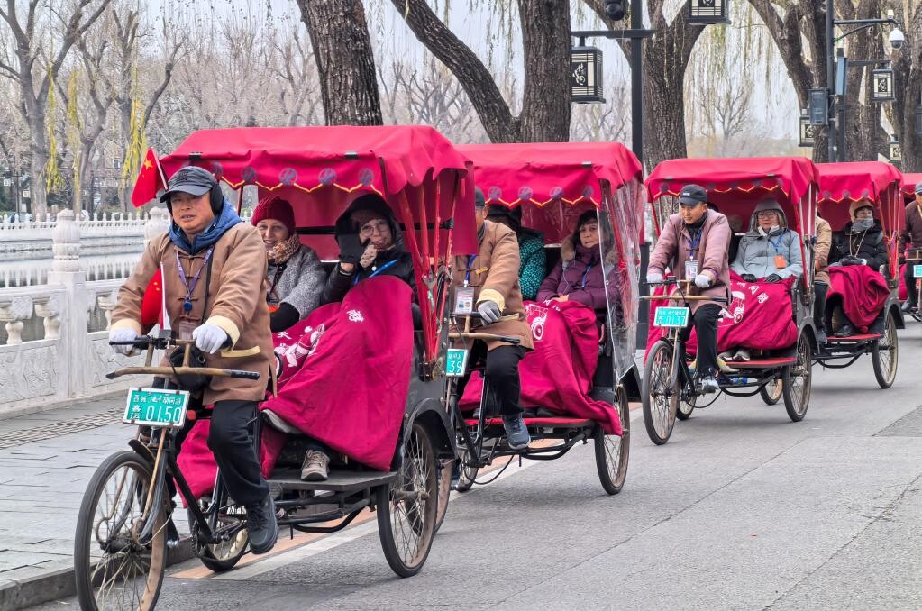 2024年12月12日，外國游客在北京什剎海乘坐人力三輪車觀光。新華社記者 鞠煥宗 攝.jpg
