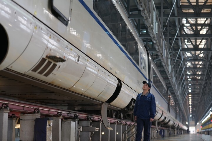 合肥南動(dòng)車運(yùn)用所診斷工程師何旭在對(duì)列車進(jìn)行檢修