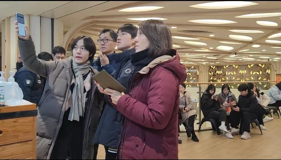 韩国游客在上海的羊肉串店排队等候用餐。  .jpg