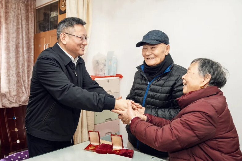 虹口区领导走访慰问困难党员、困难群众和优抚对象.png
