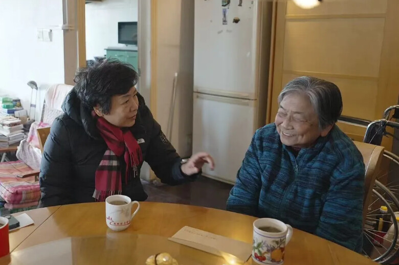 虹口区领导走访慰问困难党员 困难群众和优抚对象.png