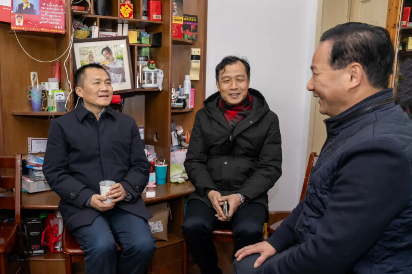 虹口区领导春节前走访慰问先进典型.png