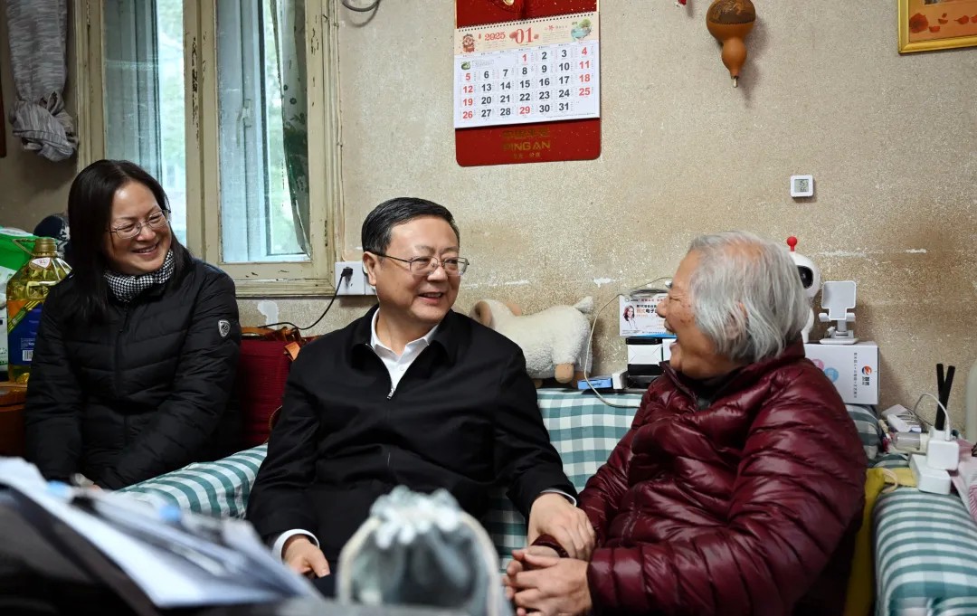 陳吉寧看望慰問余友鸝家庭。 陳正寶 攝.jpeg