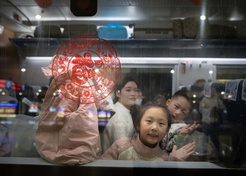 透過車窗，兩名小旅客的眼神中充滿對新春的期待。記者 孟雨涵 攝.jpg